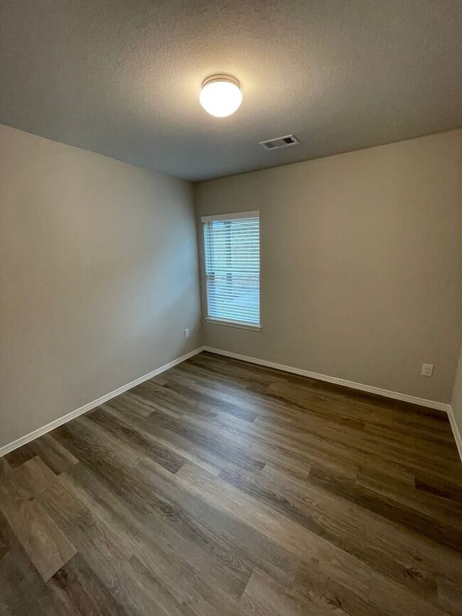 Building Photo - *Valentine's Day Special!* Three Bedroom |...