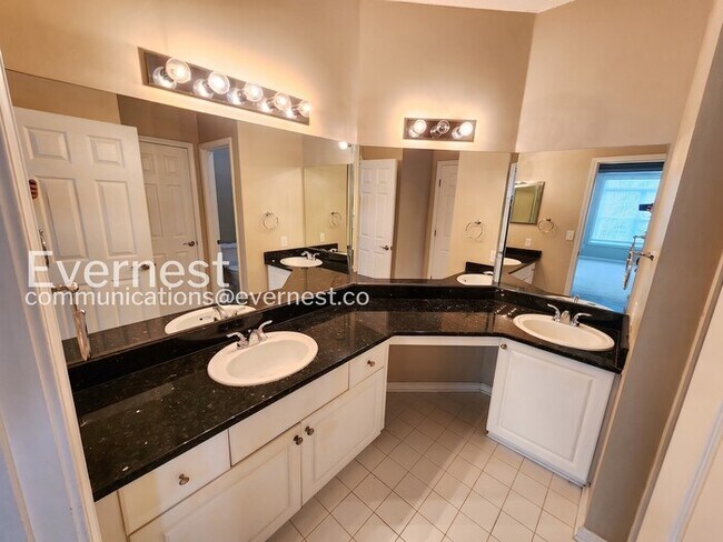 Building Photo - 3 Bed, 2.5 Bath Townhome with Garage / Pet-Friendly / Coming Soon!