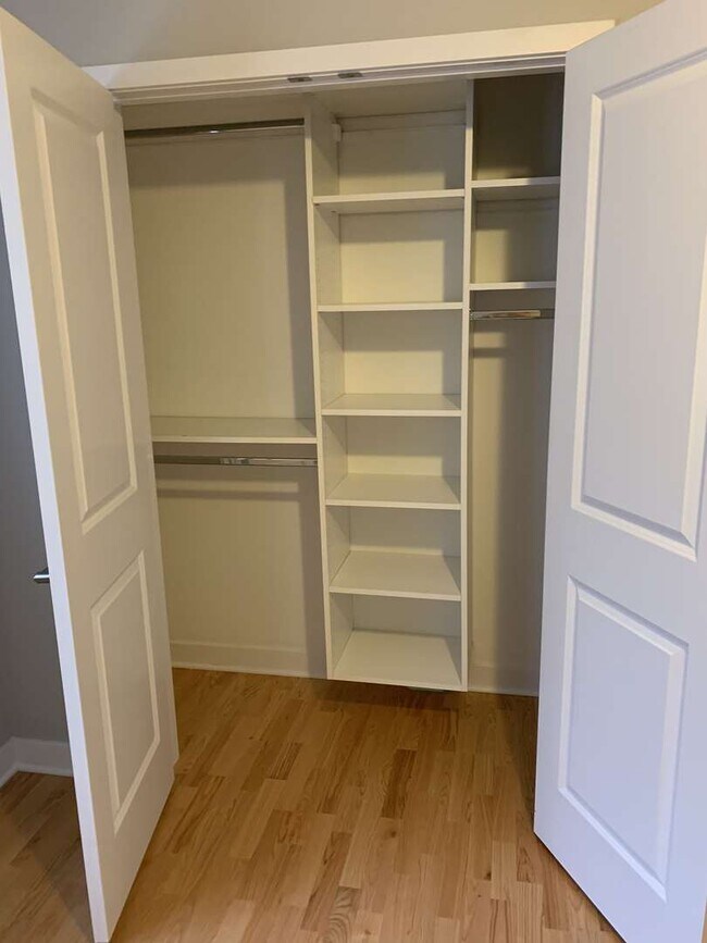 Building Photo - 6125 N Clark St