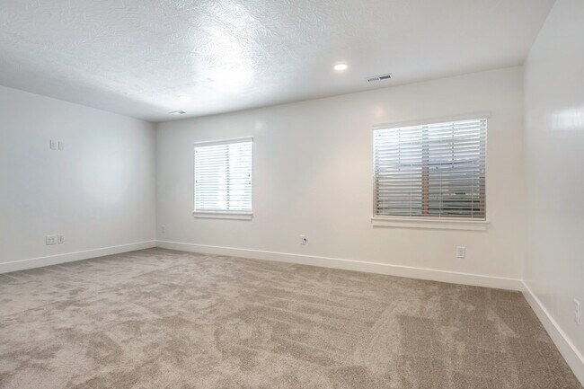 Building Photo - 1692 Aspen Loop