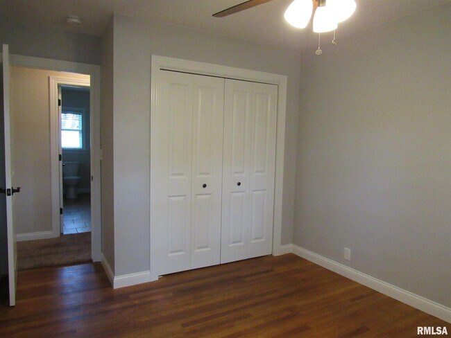 Building Photo - 233 Manor Dr