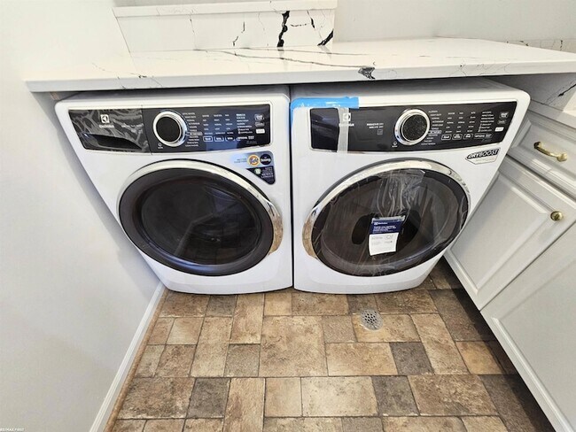 Building Photo - 7867 24 Mile Rd