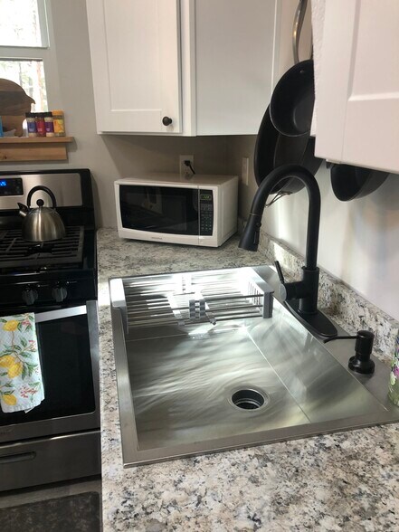 Building Photo - 1635 W University Heights Dr N