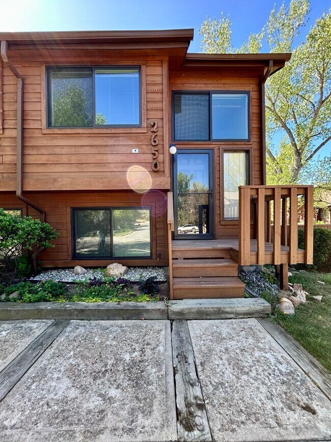 Building Photo - Beautiful & Bright Corner Condo in North Boulder