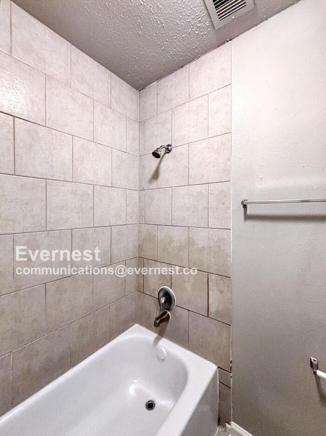 Building Photo - 2038 Woodland Hills Dr
