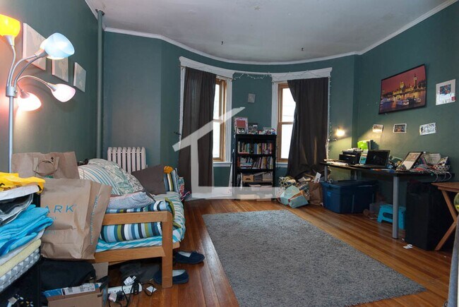 Building Photo - 9/1 No Fee! Spacious, charming 5BR/2BA on Brighton/Brookline border