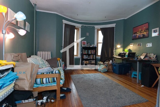 Building Photo - Nice, Affordable Brighton 5 Bed/2 Bath right off Beacon St for 9/1.  NO BROKER FEE!!!