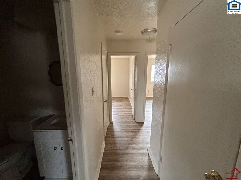 Building Photo - 1502 NW Kingsbury Ave