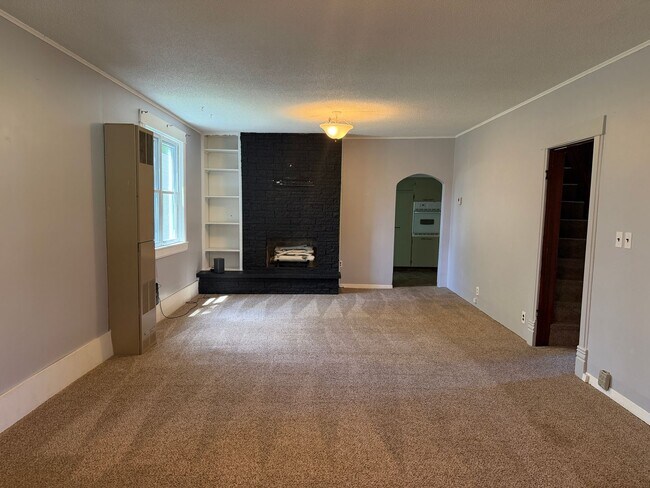 Building Photo - 3 Bed 1 Bath Home with Garage