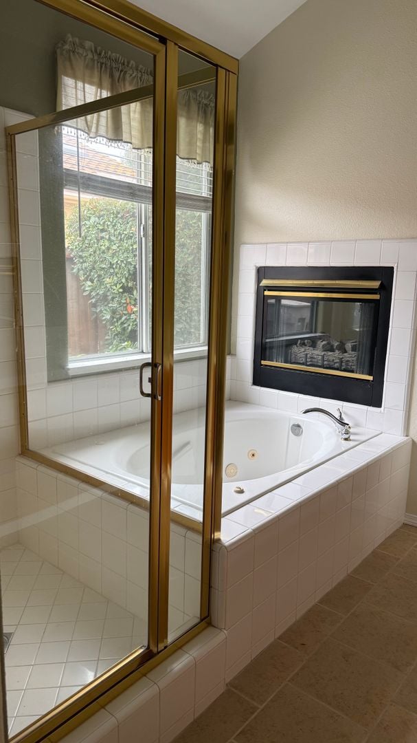 Building Photo - Wonderful 4 bedroom home in Clovis offering a pool, spa, 3 car garage, potential RV and or boat s...