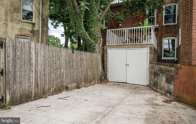 Building Photo - 1354 D St NE