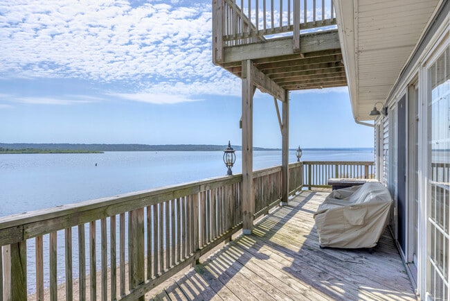 Building Photo - 15414 N River Beach Dr