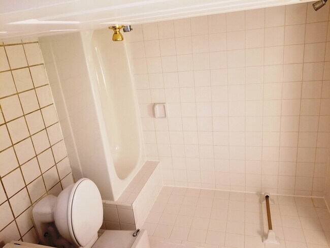 Building Photo - 2 bedroom 2 bath