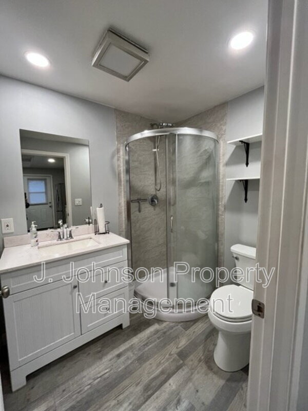 Building Photo - 320 W Whittier Ave