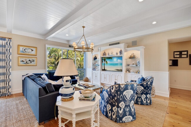 Building Photo - 121 Damfino St