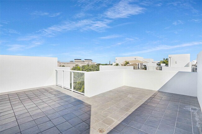 Building Photo - 741 NE 4th Ave