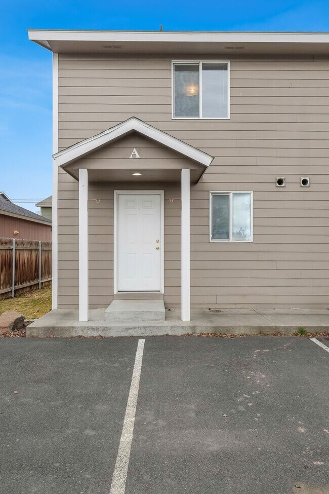 Building Photo - 1709 W Fern Dr