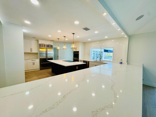 Building Photo - 885 Nafa Dr