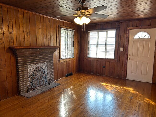 Building Photo - Comfortable 3 Bedroom Home in West Charlotte