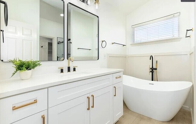 Building Photo - Spacious and Elegant 4 BR 4 BA Home in Olathe!