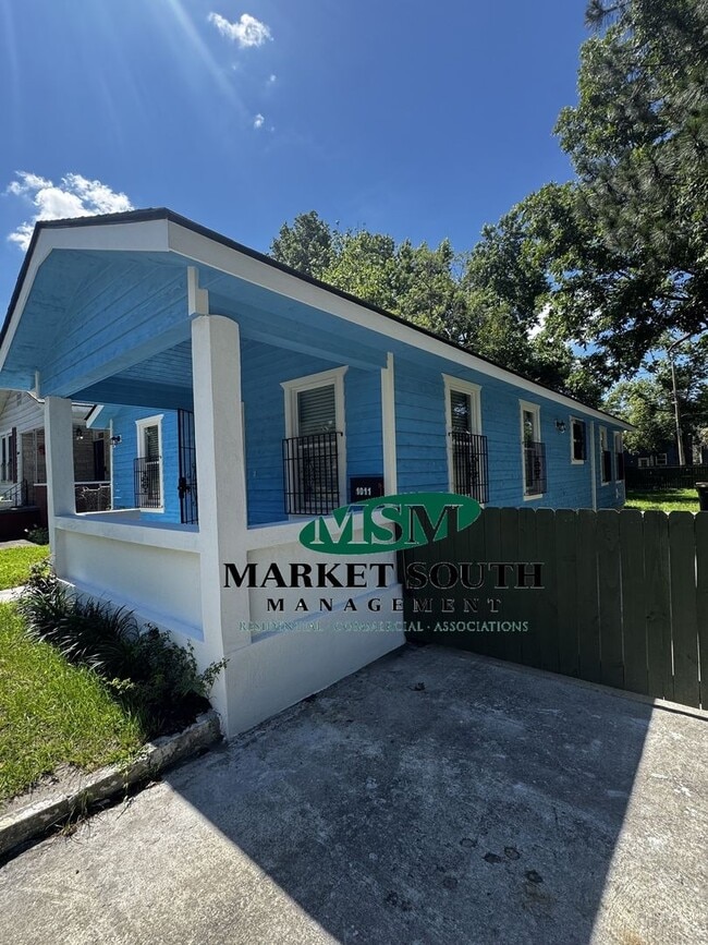 Building Photo - STUNNING COTTAGE IN SAVANNAH!