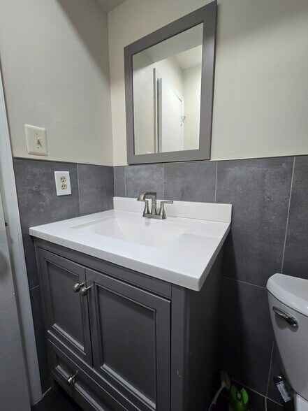 Building Photo - 6 Canterbury Ct