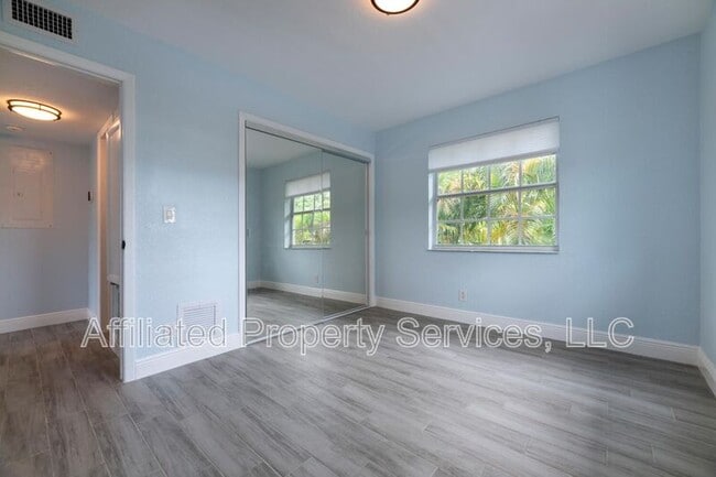 Building Photo - 5207 N Flagler Dr