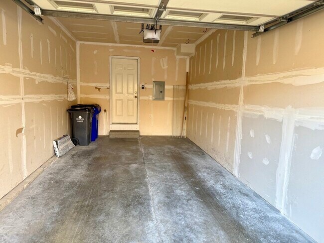 Building Photo - 721 Broderick Dr NE