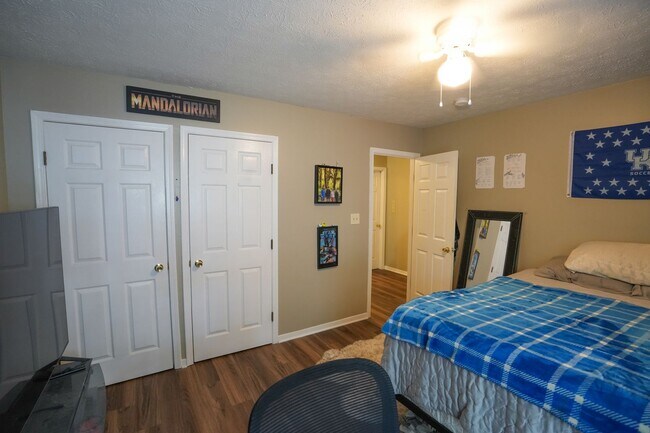 Building Photo - 718 Golfview Dr