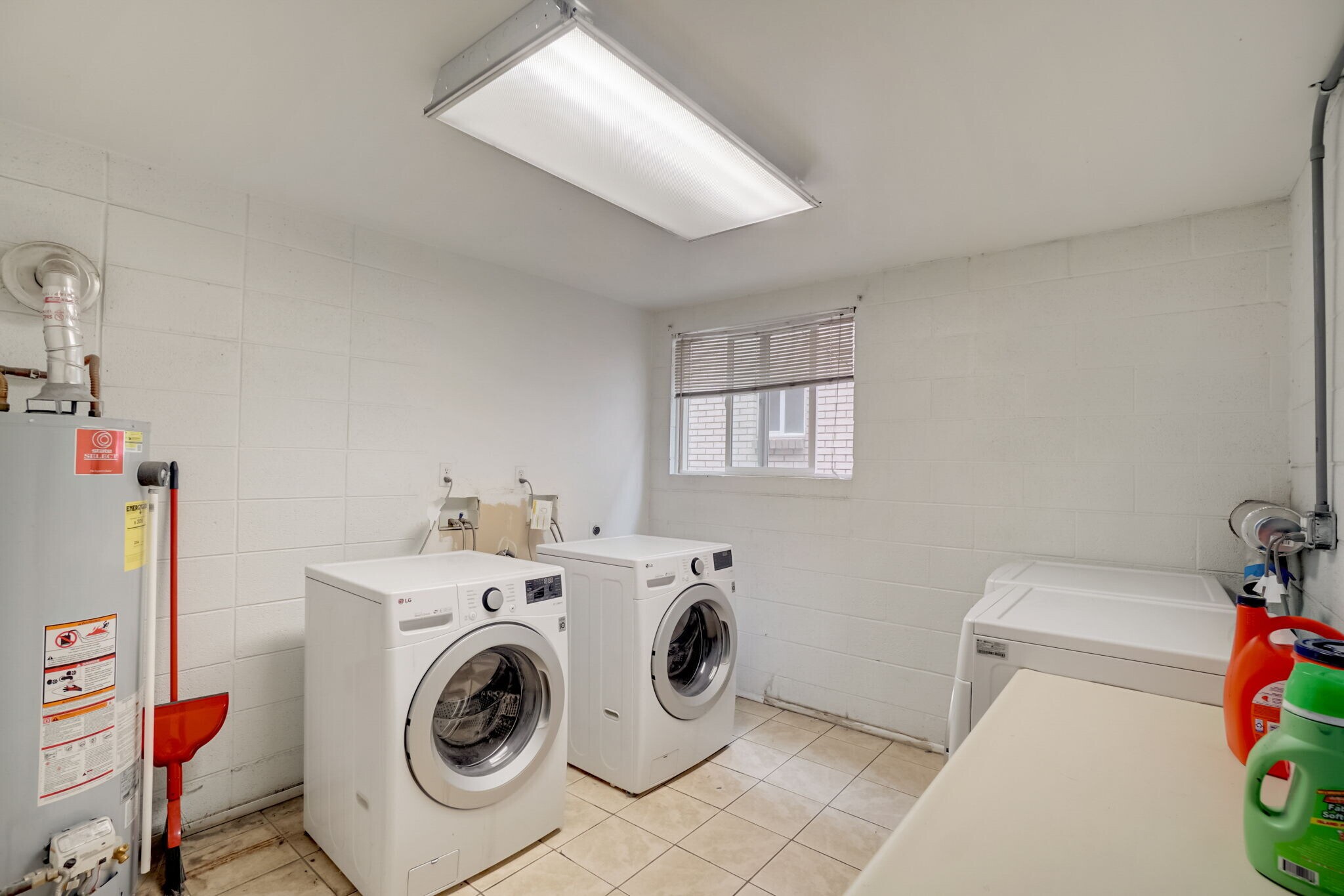 Building Photo - 2180 S Lake St