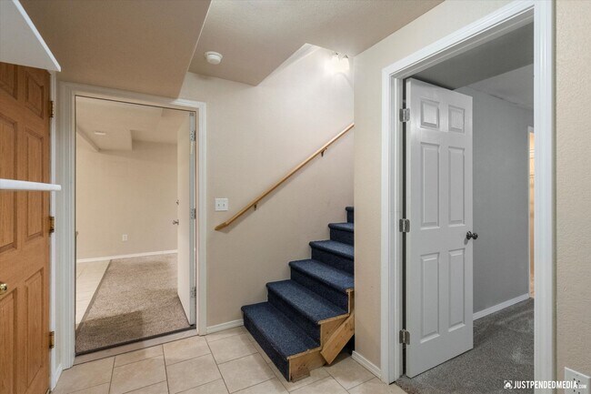 Building Photo - 3 Bedroom W/ Mother in Law Suite | 2 Bathr...