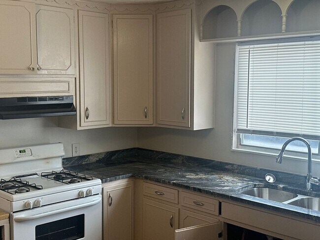 Building Photo - Available Now! 3-Bed, 1-Bath Home w/ Garage - Central Springdale, right next to Springdale High S...