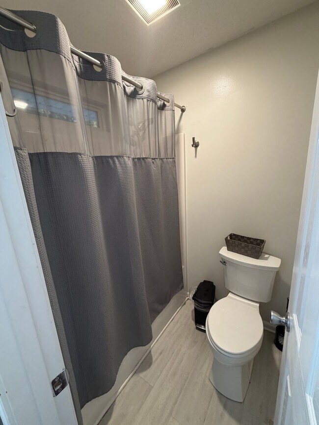 Building Photo - 207 Bluebird Ct