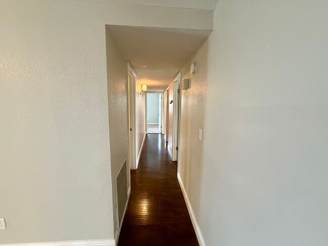 Building Photo - Single story home with vaulted ceilings!