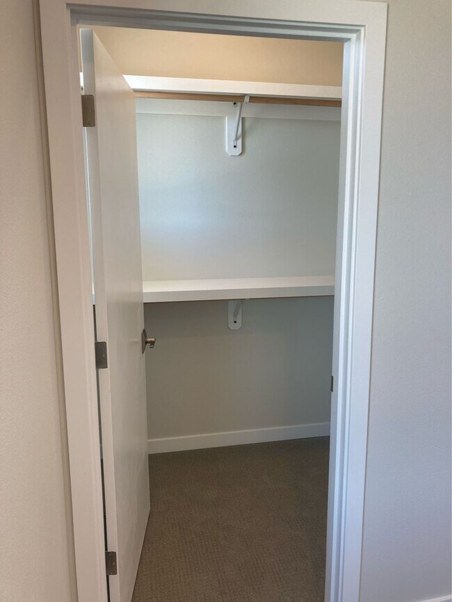 Building Photo - 3-Bed, 2 Bath Stunner in Kestrel Point