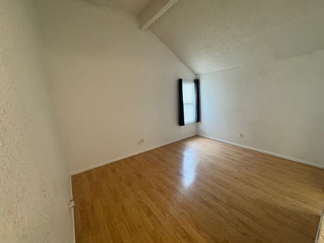 Building Photo - 3 bedroom, 2 bath 2 car garage home for re...