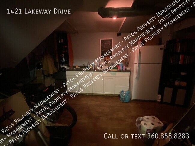 Building Photo - 1421 Lakeway Dr