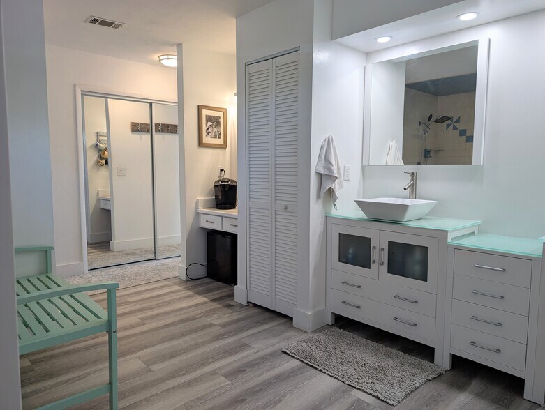 Upstairs bathroom - 4440 Saxon Dr