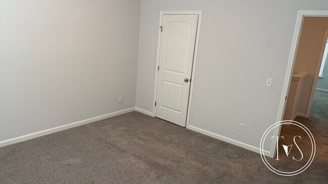Building Photo - SUMMER MOVE-IN SPECIAL: $1000 OFF 1ST MONT...