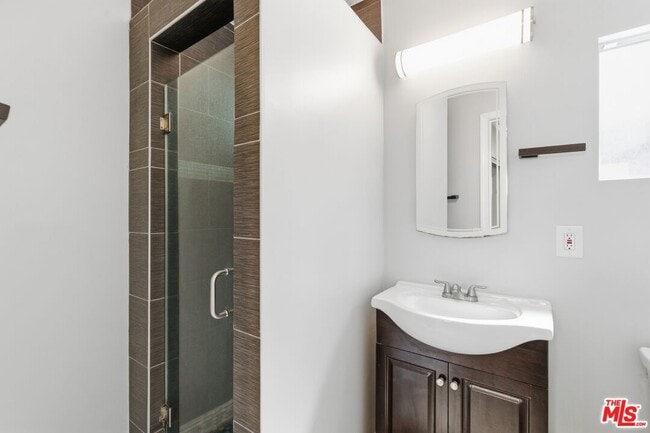 Building Photo - 4276 Kenyon Ave