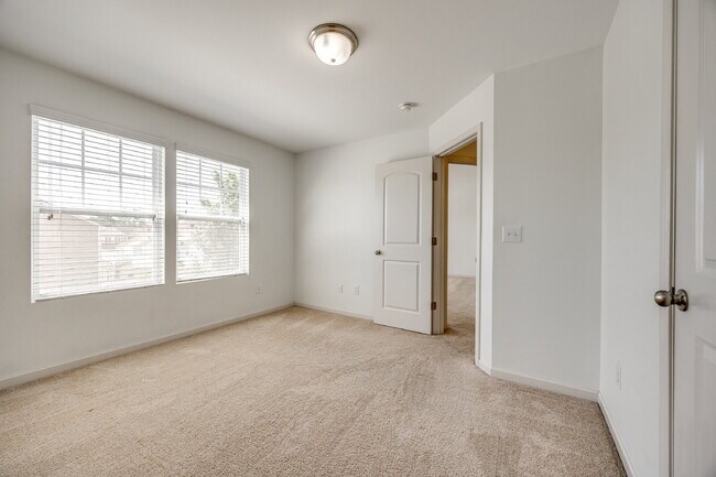 Building Photo - 826 Summerlake Dr
