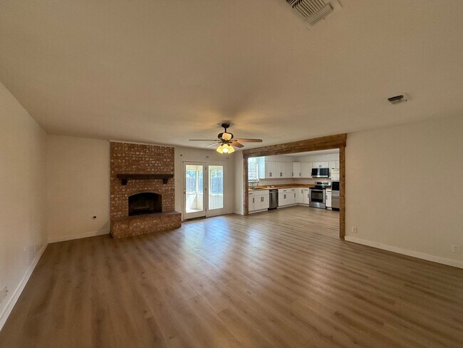 Building Photo - BEAUTIFUL 4 Bedroom 2 Bath  home with spacious backyard AVAILABLE NOW!
