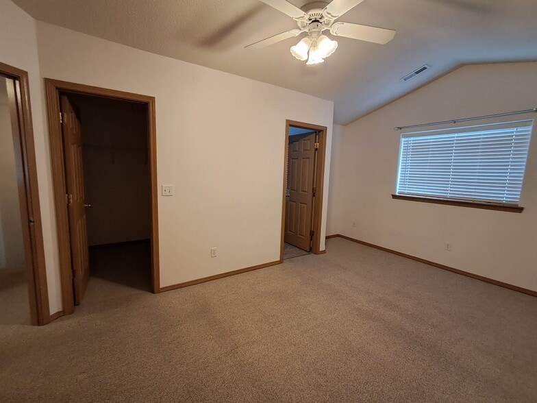 Building Photo - 2222 NE 137th Ct