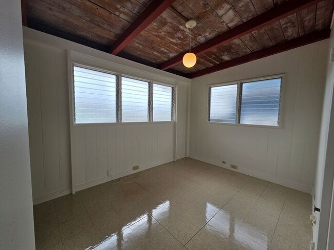 Building Photo - Momilani: 3 bedroom 1.5 bath duplex house w/ 2 car Tandem parking