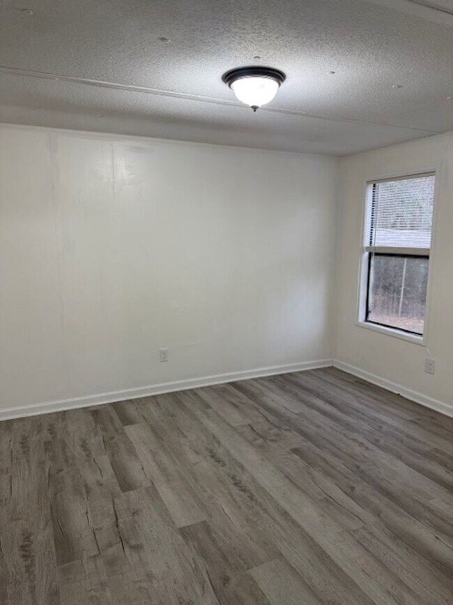 Building Photo - 3 Bedroom 2 Bath Doublewide Mobile Home