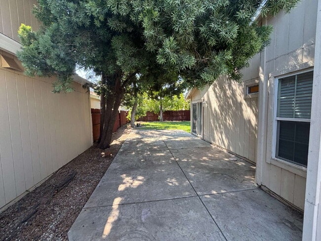 Building Photo - Charming 3 Bed / 2 Bath Home on a Quiet Cul-de-Sac with Spacious Backyard!