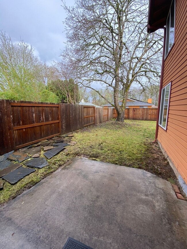 Building Photo - Spacious 4 Bedroom House in South Town!