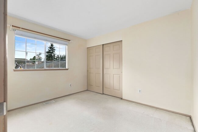 Building Photo - Beautiful 3 Bedroom Home in Bridle Trails