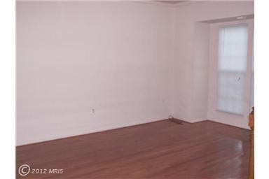Building Photo - Spacious townhouse, walk to METRO, pool, parking, all you could want!