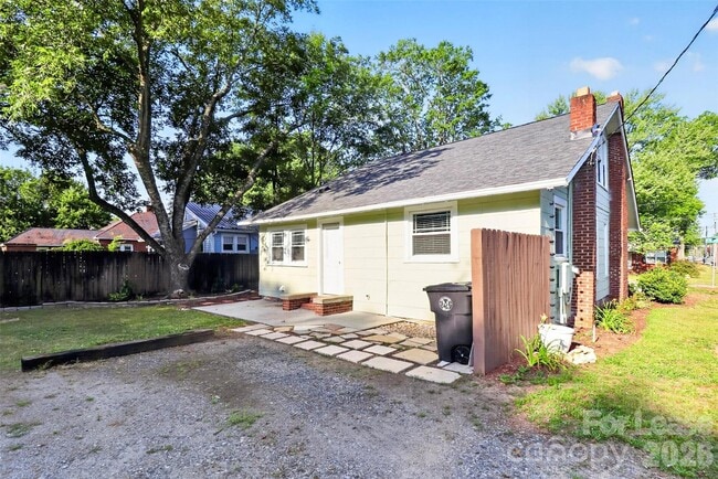 Building Photo - 204 E McNeely Ave